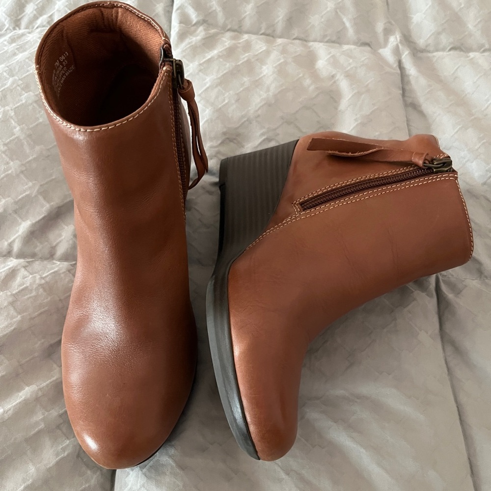 Clark’s Bendables Woman’s Wedge Heel Ankle Boot size 7